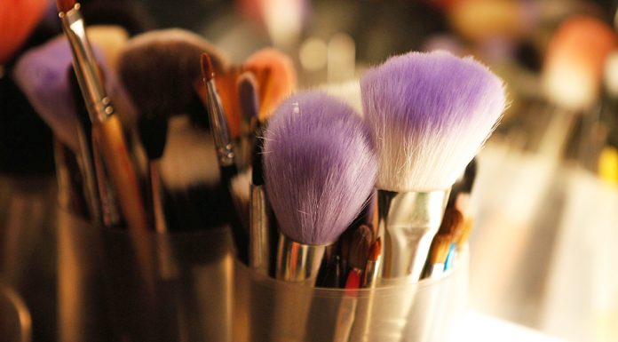 Je to najboljši način čiščenja čopičev za ličenje?