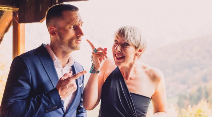 Prvi zmenek in veliko drame: zgodbe 4 parov