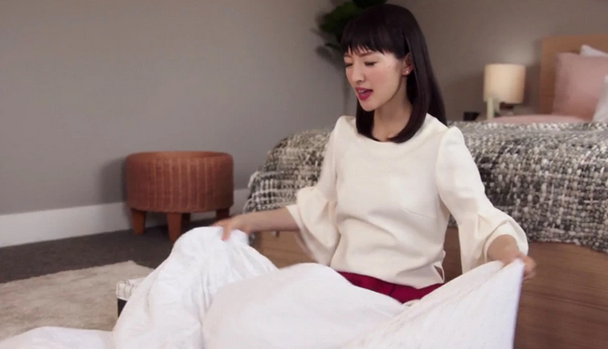 Neverjetno, kako gurujka pospravljanja Marie Kondo zloži takšno rjuho …