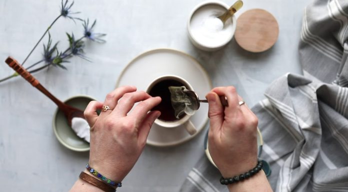 Kokosovo olje odslej namesto v kavo, vmešajte v čaj in učinek bo še večji!