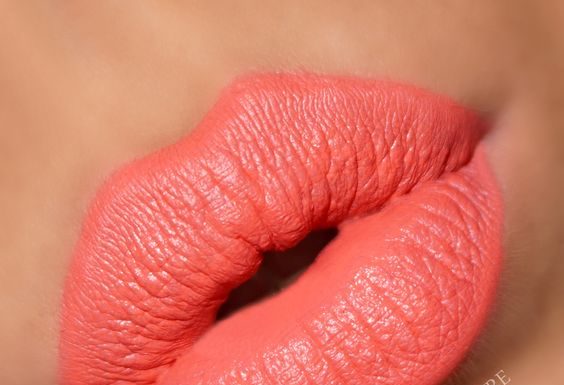 Kako se lahko naličimo v barvi živahne koralne?