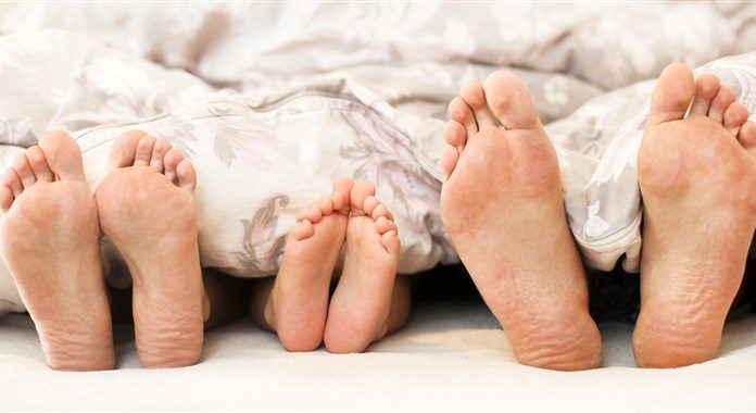 “Otroci bi morali s starši deliti posteljo do tretjega leta starosti”, trdi zdravnik