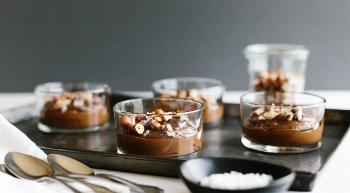 Recept: Čokoladno-avokadov puding z lešniki