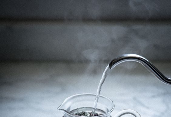 Če se ne morete znebiti kašlja, posezite po tej čajni mešanici