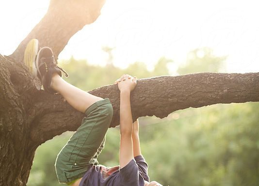 Starši, dovolite otrokom plezati po drevesih, ker jim to daje številne koristi
