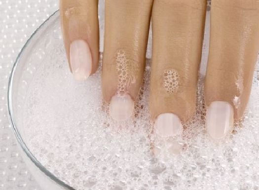 Krepilna kopel za nohte iz le treh sestavin