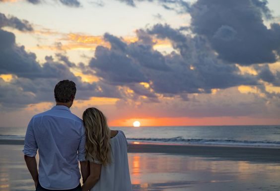 Trenutki, ki jih bosta skupaj preživela ob vodi, vaju bodo zbližali