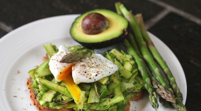 Ideja za zdrav in hranilen obrok: praženi šparglji z avokadom in jajcem