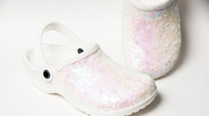 Ljubiteljice crocsov jih lahko sedaj obujete celo za na poroko