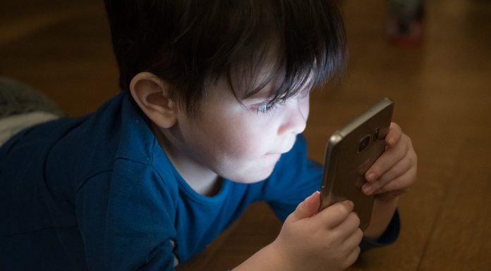Strokovnjaki svarijo: pametni telefoni in tablice povzročajo duševne težave že pri starosti dveh let