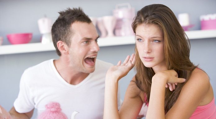 3 razlogi, zakaj se narcisi lepijo na močne ženske