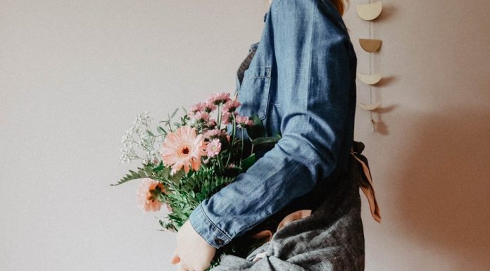 Kako narediti in zavezati to nadvse uporabno furoshiki torbo?