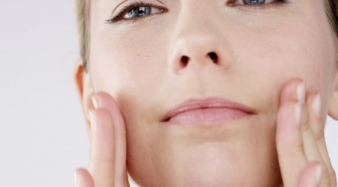 Domača maska za obraz, ki kožo pomladi in poživi