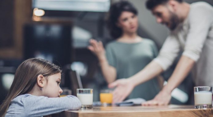 Otroci se lahko jeze naučijo od staršev; bodite previdni, kako se vedete