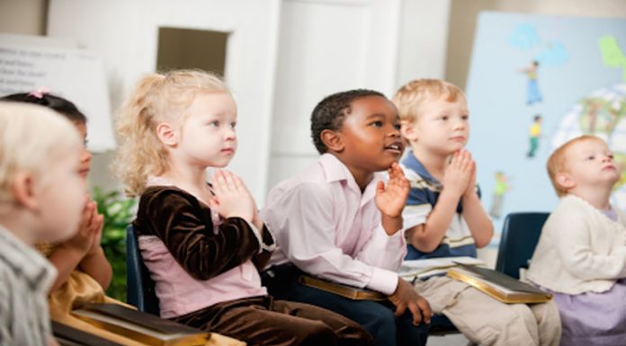 Otroci, vzgajani brez religije, so prijaznejši in bolj empatični