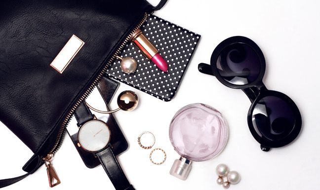 Katerih 20 stvari naj bi imela v torbici vsaka ženska?