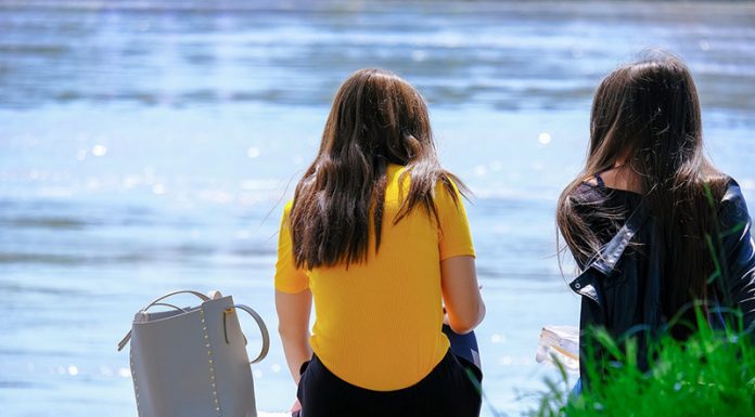 Ali naj povem prijateljici, da jo mož vara?