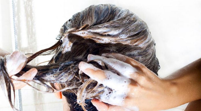 Bi morali svoj šampon zamenjati za takšnega brez sulfatov?