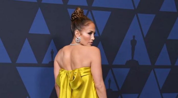 Po mnenju modnih navdušencev je Jennifer Lopez zopet osupnila s svojim videzom