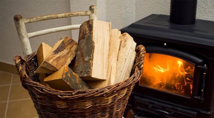 Previdno pri nakupu drv: premokra pomenijo višje stroške ogrevanja