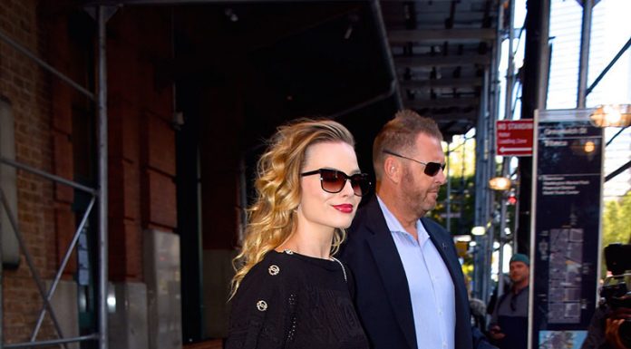 Margot Robbie predstavila najnovejši trend kavbojk s tedna mode