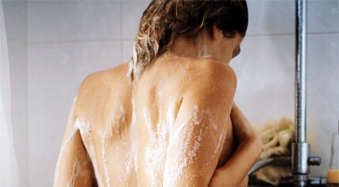 Meditacija pod prho je preprosta in učinkovita metoda za izboljšanje počutja