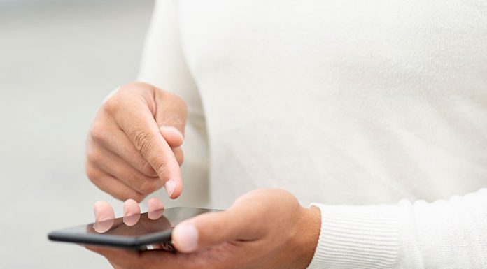 4 razlogi, zakaj vam partner brska po telefonu