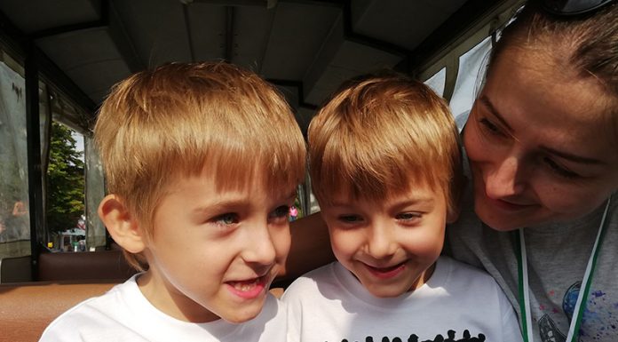 Mama samohranilka dvojčkov s posebnimi potrebami: “Če je uspelo Krisu, lahko tudi nam!”