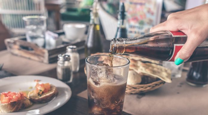 To se zgodi z vašim telesom, če pijete preveč gaziranih pijač