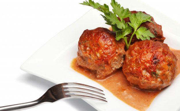 Recept: LCHF mesne kroglice z mozzarelo