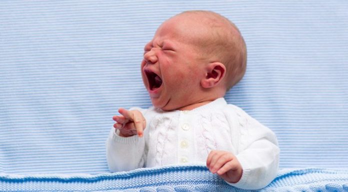 Crkljanje in tolaženje otroka, ki joka, ni razvajanje