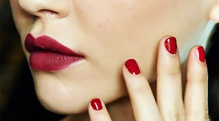 Rdeč lak za nohte in rdeča šminka sta klasika, ki ne gre nikoli iz mode