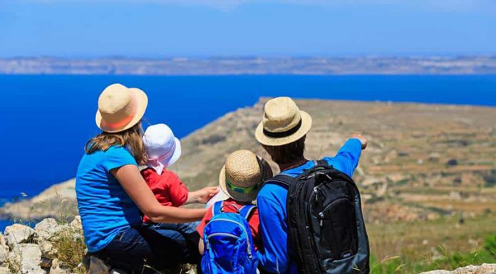 Če želite srečne in inteligentne otroke, jim namesto igrač podarite doživetja