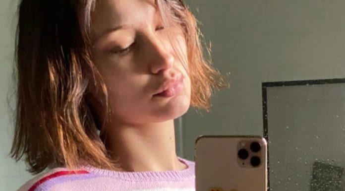 Zvezdnica se je javila iz karantene in sledilce razveselila s seksi selfiji