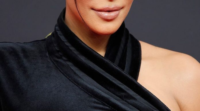 Kim Kardashian ni navdušena nad frizuro, ki jo je nosila na pariškem tednu mode