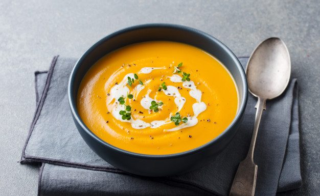 Recept: Korenčkova juha z ingverjem in kurkumo