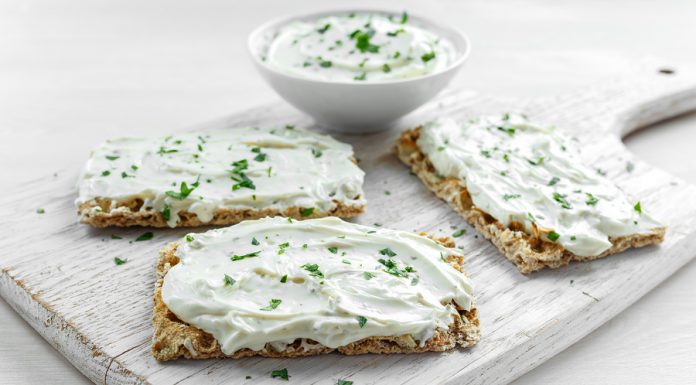 Kaj v resnici vsebujejo sirni namazi z zelišči? Več aditivov, višja cena!