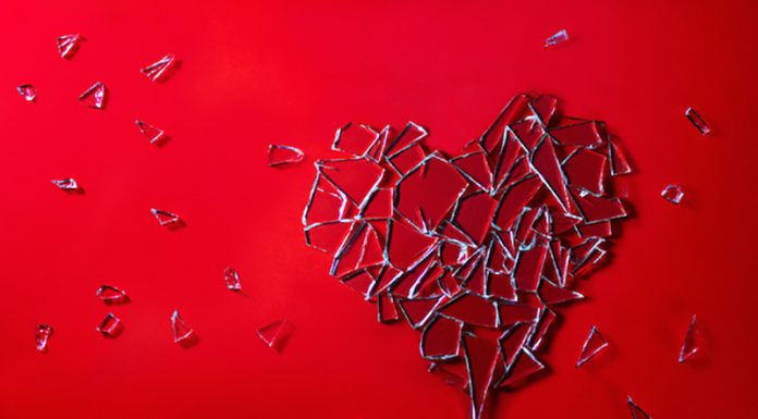 Zlomljeno srce boli enako kot fizična poškodba (in se lahko občuti kot srčni infarkt)