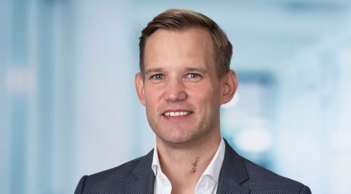 Virolog osvešča: ni dokazov, da bi se virus prenašal po trgovinah, restavracijah ali frizerjih