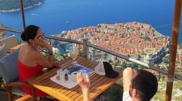 Na Hrvaškem od danes dalje rahljanje korona ukrepov