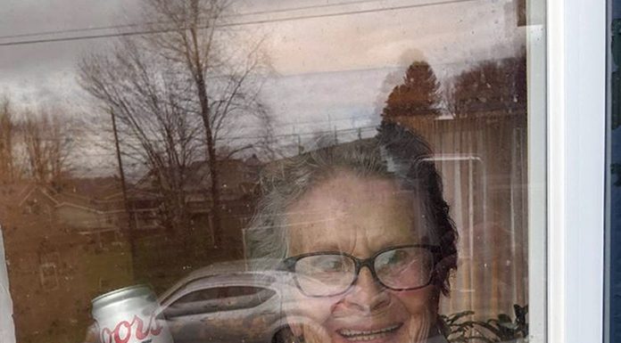 93-letnica v izolaciji nasmejala svet, ker ji je zmanjkalo piva