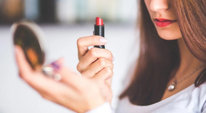 Test rdečih šmink: več kot tretjina vsebuje mineralna olja in druge škodljive snovi