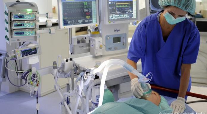 Koliko smrti ‘zaradi’ koronavirusa je posledica uporabe respiratorjev?