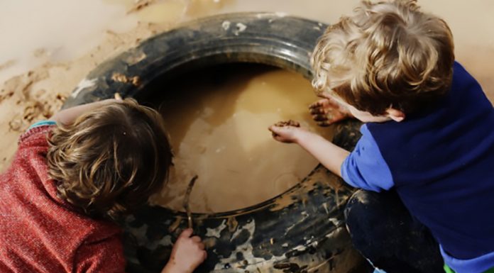 Strokovnjak: Prenehati moramo z razkuževanjem in spustiti bakterije in viruse nazaj v naša življenja
