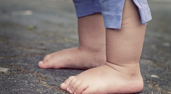 Strokovnjaki opozarjajo: če otroku prekmalu obujete čevlje, to deformira stopala in telo