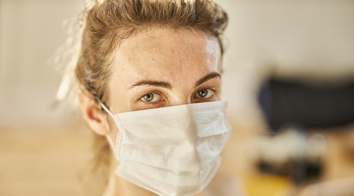 Koronavirus: strokovnjaki opozarjajo, da nošenje mask poveča nevarnost za infekcijo