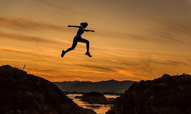 ‘Vse je v glavi’ še kako drži, zato verjemite vase in uspelo vam bo! Achieve Woman Girl Jumping Running - sasint / Pixabay