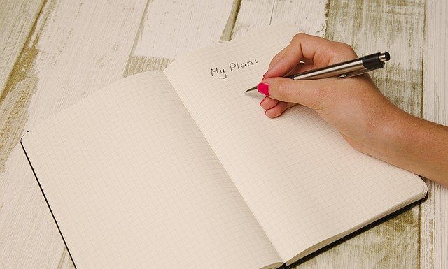 5 razlogov, zakaj vam novoletne zaobljube spodletijo Arm Hand Desk Notebook Pen  - Pexels / Pixabay