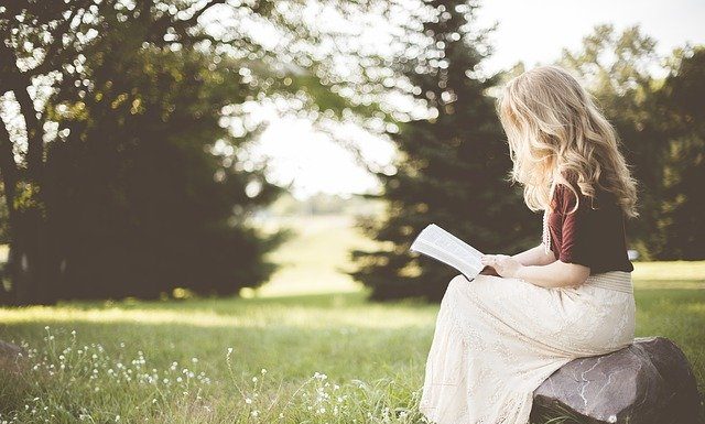 Kdo so sapioseksualci? Blond Blonde Girl Grass Outdoors - Pexels / Pixabay