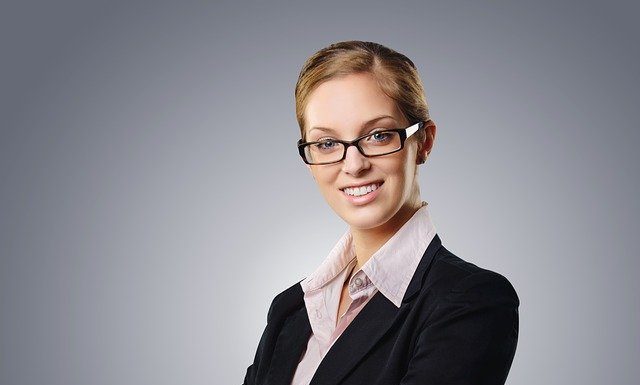 Inteligentne ženske pogosteje ostanejo samske Business Woman Professional Suit - FotografieLink / Pixabay